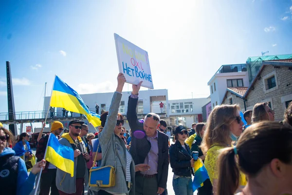 リマソル キプロス 2022年3月5日 ウクライナの国旗と反戦争プラカードを持つ人々は ウクライナのロシアの侵略に抗議する  — 無料ストックフォト