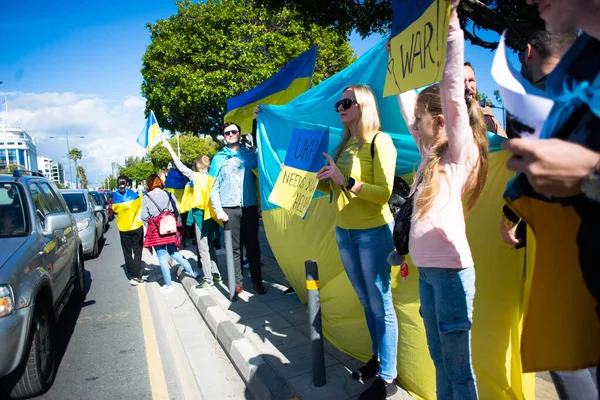 Limassol Cypern Mars 2022 Personer Med Ukrainska Flaggor Och Antikrigsplakat — Gratis stockfoto