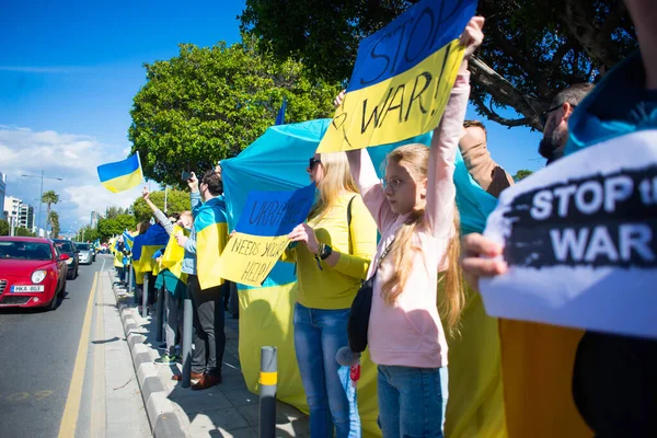 リマソル キプロス 2022年3月5日 ウクライナの国旗と反戦争プラカードを持つ人々は ウクライナのロシアの侵略に抗議する  — 無料ストックフォト