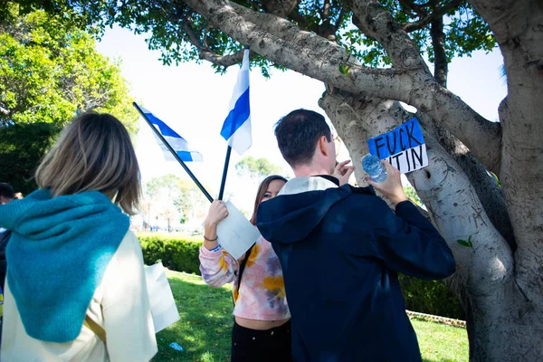 Limassol Chipre Março 2022 Pessoas Com Bandeiras Ucranianas Cartazes Guerra — Fotografia de Stock Grátis