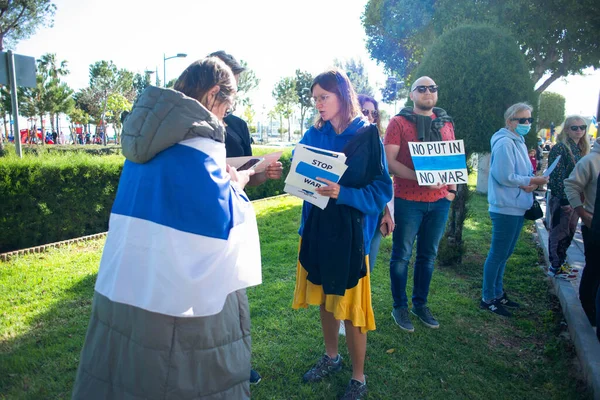 Лимассол Кипр Марта 2022 Года Люди Украинскими Флагами Антивоенными Плакатами — Бесплатное стоковое фото