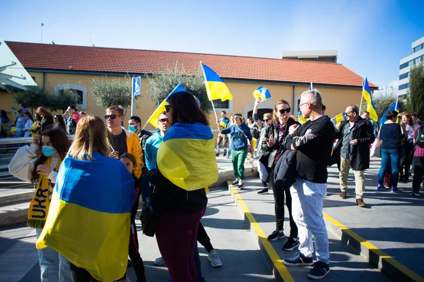 Limassol Zypern März 2022 Menschen Mit Ukrainischen Fahnen Und Antikriegsplakaten — kostenloses Stockfoto