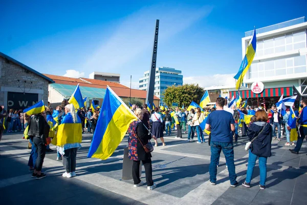 Limassol Cyprus March 2022 People Ukrainian Flags War Placards Protest — Free Stock Photo