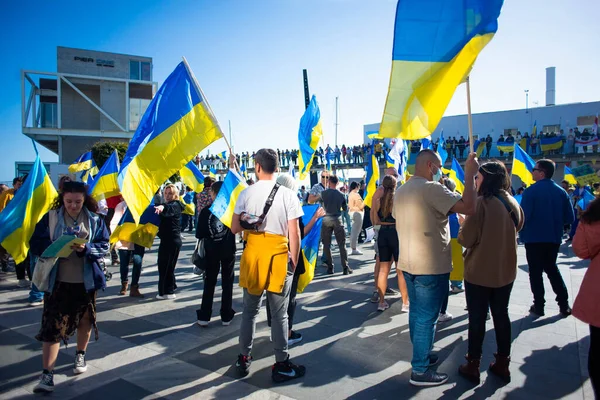 Limassol Zypern März 2022 Menschen Mit Ukrainischen Fahnen Und Antikriegsplakaten — kostenloses Stockfoto