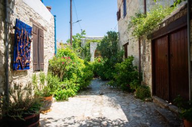 Kıbrıs 'ın Laneia köyündeki eski yol, pencere, kapı ve fabrikaların güzel manzarası