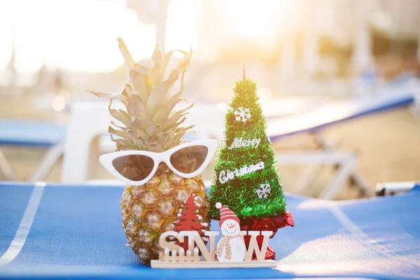 Piña Con Gafas Sol Decoración Navideña Playa Atardecer Concepto Vacaciones — Foto de Stock