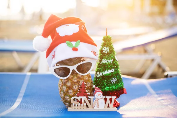 Piña Con Gafas Sol Decoración Navideña Playa Atardecer Concepto Vacaciones — Foto de Stock