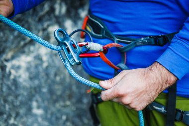 Emniyet kemeri takıyor ve ekipman açık, yakın çekim görüntü tırmanma dağcı