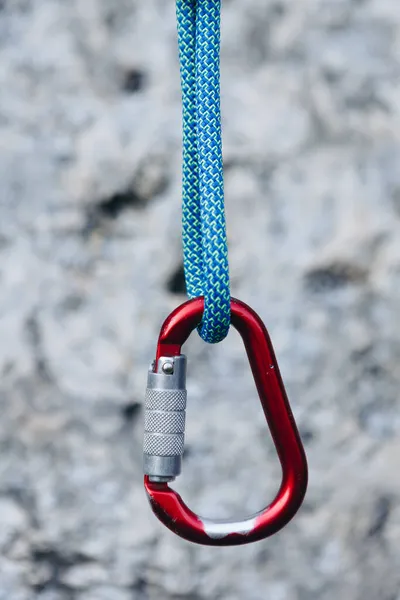 Mosquetão Vermelho Com Corda Escalada Fundo Rochoso Conceito Escalada — Fotografia de Stock