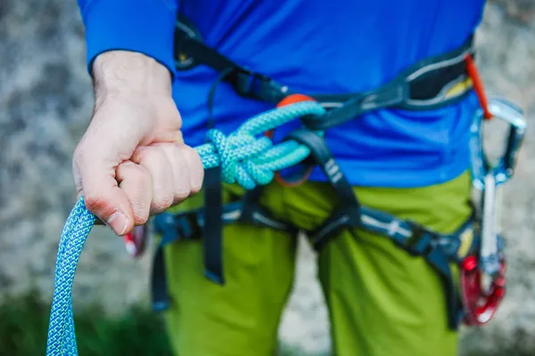 Alpinista Rocha Usando Chicotes Segurança Equipamento Escalada Livre Imagem Close — Fotografia de Stock