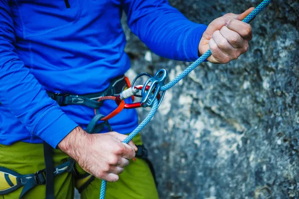 Rock Klimmer Dragen Veiligheidsharnas Klimmen Apparatuur Buiten Close Beeld — Stockfoto