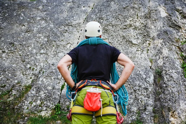 Jovem Homem Saudável Vestindo Equipamento Escalada Com Corda Frente Uma — Fotografia de Stock