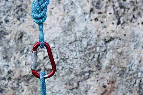 Red Carabiner Climbing Rope Rocky Background Climbing Concept — Stock Photo, Image