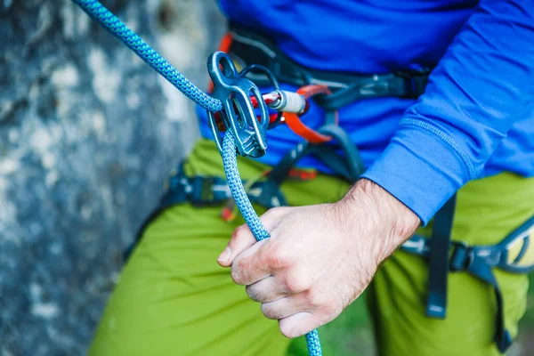 Скалолаз Ремнями Безопасности Альпинистским Оборудованием Открытым Небом Крупным Планом — стоковое фото