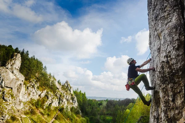 Jeune Grimpeur Masculin Pendu Par Une Falaise — Photo