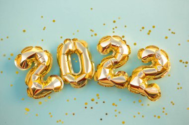 2022 altın folyo balon numaraları ve konfeti. En iyi yatay görünüm fotokopi alanı ve noel tatili konsepti. Mutlu yıllar 2022 tebrik kartı..