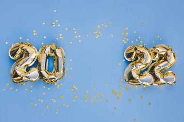 2022 altın folyo balon numaraları ve konfeti. En iyi yatay görünüm fotokopi alanı ve noel tatili konsepti. Metin için yeri olan hediye kartı
