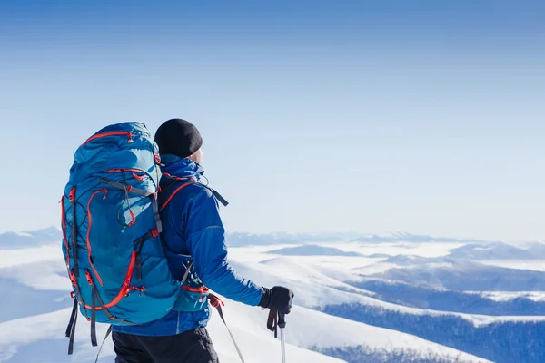 パウダースノーで美しい冬の風景と一緒に走るスノーシューウォーカー リュックと冬の山のパノラマで旅行者 アウトドア冬のアクティビティと健康的なライフスタイル — ストック写真