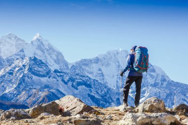Himalaya dağlarında yürüyüş. Seyahat sporu yaşam tarzı konsepti