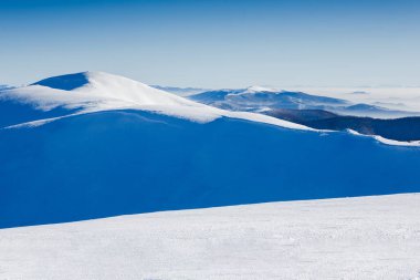 Güzel alp panoramik manzaralı kar kaplı dağlar