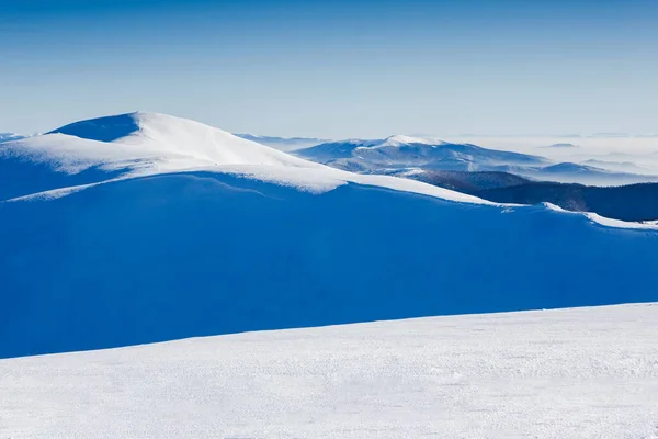 美丽的高山全景 白雪覆盖的高山 — 图库照片