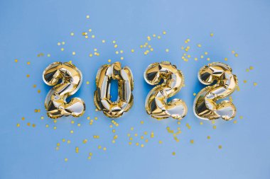 2022 altın folyo balon numaraları ve konfeti. En iyi yatay görünüm fotokopi alanı ve noel tatili konsepti. Hediye kartı.