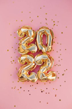 2022 altın folyo balon numarası. Üst yatay görünüm kopyalama alanı. Mutlu yıllar ve tatil konsepti