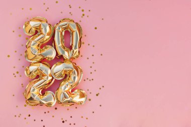 2022 altın folyo balon numarası. Üst yatay görünüm kopyalama alanı. Mutlu yıllar ve tatil konsepti