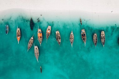 Zanzibar adasında yazları uzun kuyruklu güzel kristal berrak su ve beyaz plaj manzarası