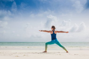 Kafkas kadın pratik yoga, deniz kıyısı