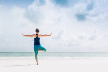 Kafkas kadın pratik yoga, deniz kıyısı