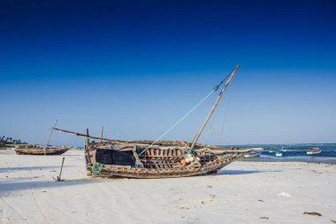 Otantik Afrika kayığı güzel turkuaz okyanus sahilinde, Zanzibar adasında.