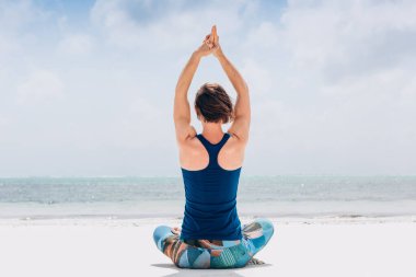 Kafkas kadın pratik yoga, deniz kıyısı