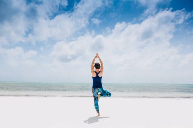 Kafkas kadın pratik yoga, deniz kıyısı