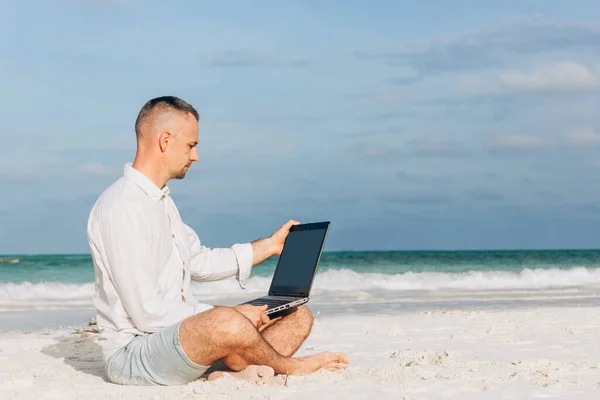 Ung Man Som Använder Bärbar Dator Stranden Avkoppling Semester Arbetar — Stockfoto