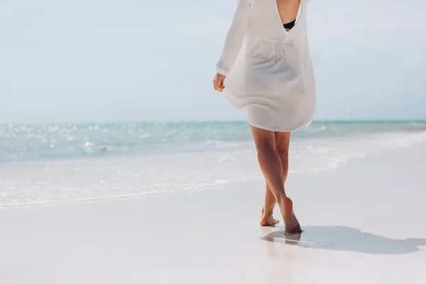 Mulher Elegante Vestido Branco Férias Praia Luxo Relaxante Fundo Oceano — Fotografia de Stock