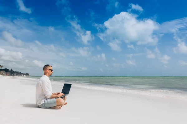 Joven Que Usa Ordenador Portátil Playa Relajación Vacaciones Trabajando Aire —  Fotos de Stock