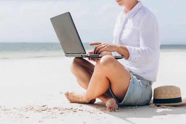Женщина Использующая Печатающая Клавиатуре Ноутбука Сидя Красивом Тропическом Пляже Фриланс — стоковое фото