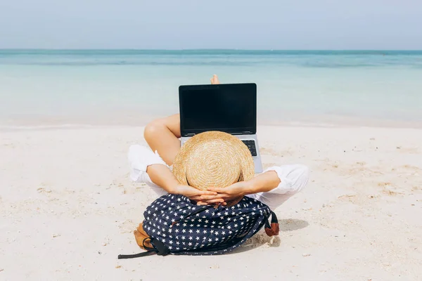 Молодая Женщина Работает Используя Ноутбук Пляже Фриланс Отпуск Дистанционная Работа — стоковое фото