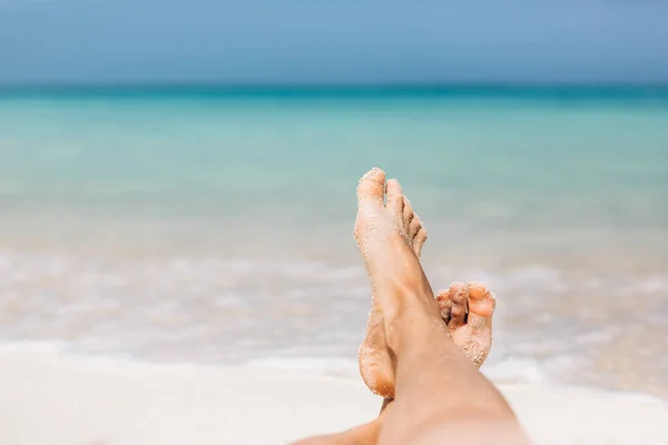 Концепція Свята Жінка Ноги Крупним Планом Розслабляється Пляжі Насолоджуючись Сонцем — стокове фото