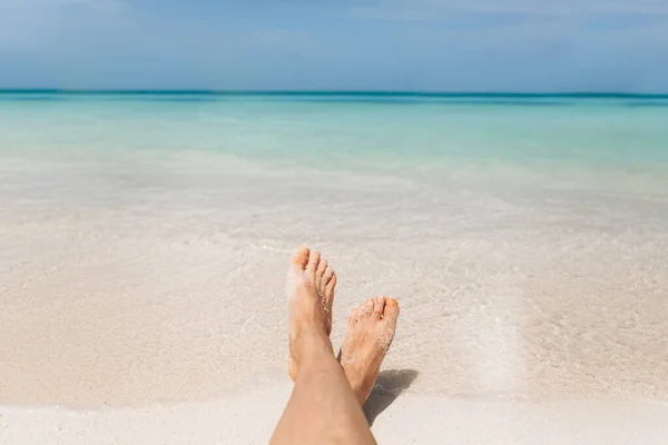 Conceito Férias Mulher Pés Close Relaxante Praia Desfrutando Sol Vista — Fotografia de Stock