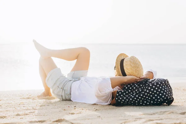夏のビーチ休暇のコンセプト 海の近くのビーチでリラックスした帽子を持つ白人女性 — ストック写真
