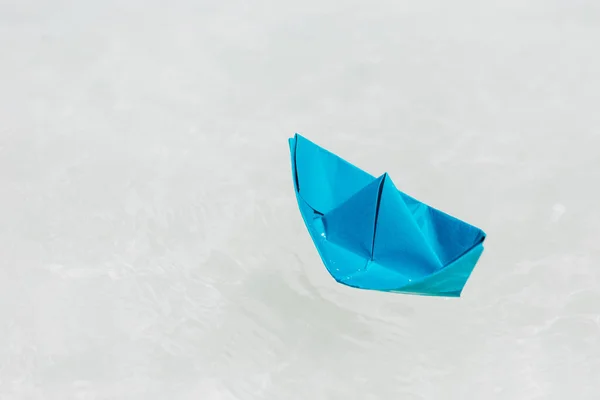 Denizde Yüzen Kağıt Gemi Origami Kağıt Tekne Yelkeni Seyahat Konsepti — Stok fotoğraf