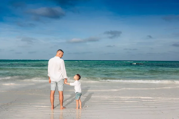Батько Син Грають Пляжі Час Поняття Дружньої Сім — стокове фото