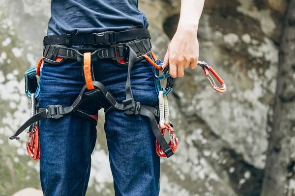 徒步旅行者带着登山者的装备 嘉年华 由一个女孩穿上的攀岩者的特写 过着积极的生活 并从事登山活动 — 图库照片