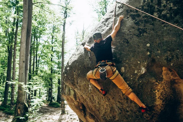 Vue Arrière Jeune Homme Grimpeur Pantalon Orange Grimpant Sur Pierre — Photo