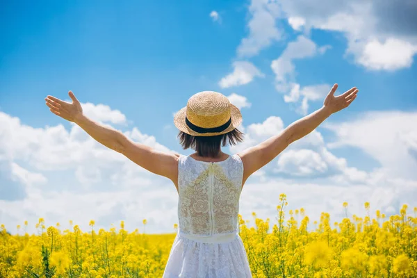 穿着夏装的快乐女孩在田野里张开双臂 幸福的概念 乌克兰 乌克兰色彩 — 图库照片