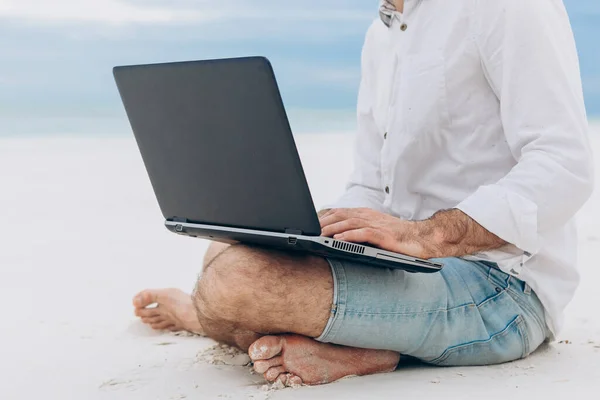 年轻人在海滩上使用笔记本电脑 放宽假期在户外工作海滩概念 — 图库照片