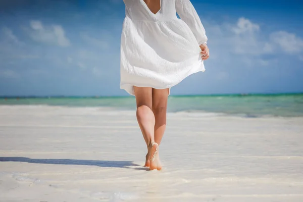 Elegante Vrouw Witte Jurk Luxe Strandvakantie Ontspannen Zomer Tropische Oceaan — Stockfoto
