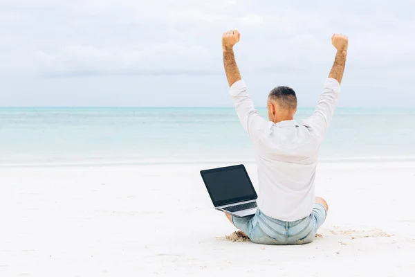 Успешный Молодой Человек Использующий Ноутбук Пляже Отдых Открытом Воздухе Концепция — стоковое фото